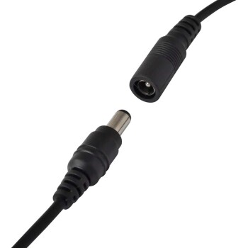 Schwarzes Stromanschlusskabel mit einem männlichen Stecker und einem weiblichen Steckdosenende, designed für elektronische Geräte.