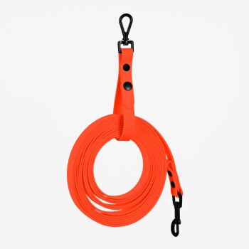 Helle orange Hundeleine, aufgerollt mit einem schwarzen Clip, mit einem stabilen Griff und zwei schwarzen Knöpfen zur Anpassung.