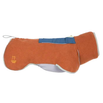 Orange-blauer Woolly Wolf Fleece-Hundemantel mit reflektierendem Besatz und Logo auf weißem Hintergrund.