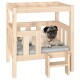 Ein Mops liegt auf einem grauen Kissen in einem Holz-Haustierbett mit einem zweistufigen Design und einer kleinen Treppe an der Seite.