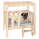 Ein Mops liegt auf einem grauen Kissen in einem Holz-Haustierbett mit einem zweistufigen Design und einer kleinen Treppe an der Seite.