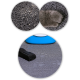 Nahaufnahme einer strukturierten grauen Haustiermatte mit einer Katzenpfote, die Schmutz und Pfotenabdrücke zeigt, neben einem blauen Haustierspielzeug und einem Staubsauger.