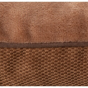 Nahaufnahme einer weichen, braunen Haustierdecke mit einer plüschigen Oberseite und einer strukturierten, gewebten Unterseite.
