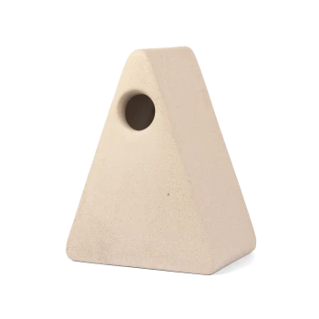 Beige dreieckiges Keramik-Vogelhaus mit rundem Einflugloch, freigestellt auf weißem Hintergrund.