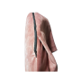 Rosa Haustierbett mit einer weichen, samtigen Textur und einem schwarzen Reißverschluss an der Seite, entworfen für Komfort und Stil.