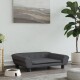 Ein stilvolles graues Haustiersofa mit Knopfdetails steht auf einem Holzboden, neben einer weißen Futterschüssel, die mit Trockenfutter gefüllt ist, und einer Topfpflanze.