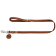 Braune Leder-Hundeleine mit einem silbernen Clip und einem runden Anhänger mit einem Hundesilhouette, der ein elegantes Design zeigt.