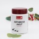 Weißer Behälter mit rotem Deckel, beschriftet mit „ARTHROSE AKUT 100% Natur“ von HerzensTIER, zeigt Pferd-, Hund- und Katzen-Symbole.