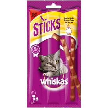 Opakowanie przysmaków dla kotów Whiskas Sticks z szarym kotem o żółtych oczach, trzema mięsistymi patykami i tekstem podkreślającym '90% mięsa' oraz 'Bogate w kurczaka.'