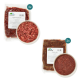 Zwei Pakete Haustierfutter, eines mit der Aufschrift 'Geflügelmischung' und das andere 'Rinderfleisch', mit einer Schüssel mit Hackfleisch in der Mitte.