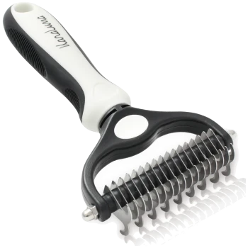 Ein Haustierpflegewerkzeug mit einem schwarz-weißen ergonomischen Griff und Metallzähnen zum Enthaaren, entworfen für eine einfache Anwendung.
