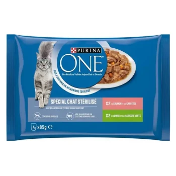 Emballage de nourriture pour chats Purina ONE avec un chat gris, étiqueté "Spécial Chat Stérilisé," présentant du saumon avec des carottes et de la dinde avec des haricots verts.