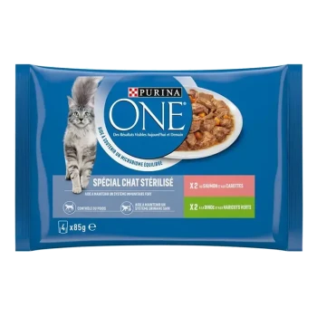 Emballage de nourriture pour chats Purina ONE avec un chat gris, étiqueté "Spécial Chat Stérilisé," présentant du saumon avec des carottes et de la dinde avec des haricots verts.