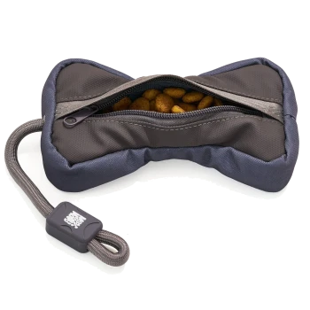 Knochenförmige graue Nylon-Leckerli-Tasche, offen mit sichtbarem Trockenfutter, mit angenähter Seilschlaufe und kleinem Stopper mit weißem Logo.