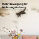 Eine graue getigerte Katze streckt sich über zwei wandmontierte Regale, mit dem Text "Mehr Bewegung" und "Spielend leicht von A nach B" darüber.