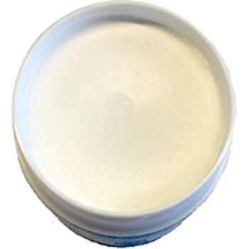 Draufsicht auf ein geöffnetes weißes Plastikgefäß, gefüllt mit glatter weißer Creme oder Salbe.
