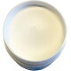 Draufsicht auf ein geöffnetes weißes Plastikgefäß, gefüllt mit glatter weißer Creme oder Salbe.