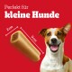 Ein glücklicher kleiner Hund neben einem Hundeleckerli, mit dem Text 'Perfekt für kleine Hunde' auf rotem Hintergrund, die Abmessungen des Leckerlis sind 2 cm x 9 cm.