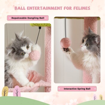 Eine flauschige grau-weiße Katze spielt mit einem rosa Pom-Pom-Ball auf einem Kratzbaum mit einem hängenden Ball und einem interaktiven Feder-Spielzeug.