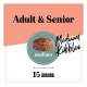Tiernahrungs-Etikett mit Aufschrift 'Adult & Senior' — mittlere Kroketten abgebildet mit 'medium'-Abzeichen und Größenangabe '15 mm'.