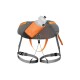 Ein grauer und orangefarbener Haustier-Hydrationsrucksack mit einem Wasserflaschenhalter, verstellbaren Riemen und einem "RELEASE"-Tag.