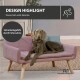 Weimaraner auf rosa Haustiersofa mit Überschrift 'DESIGN HIGHLIGHT' und deutscher Sprechblase 'Sicherheitsgefühl durch hohe Lehne'.