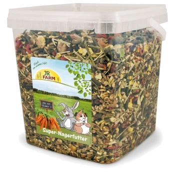 Un conteneur en plastique transparent rempli de nourriture pour animaux colorée, étiqueté "JR FARM Super-Nagerfutter," avec des lapins de dessin animé et un arrière-plan pittoresque.