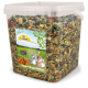 Ein klarer Kunststoffbehälter gefüllt mit buntem Haustierfutter, beschriftet mit 'JR FARM Super-Nagerfutter', mit Cartoonkaninchen und einer malerischen Kulisse.