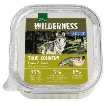 Verpackung für Nassfutter mit einem Wolf, beschriftet mit "Wilderness Adult True Country Chicken & Salmon," 95% Huhn und Lachs, 5% Früchte und Kräuter.