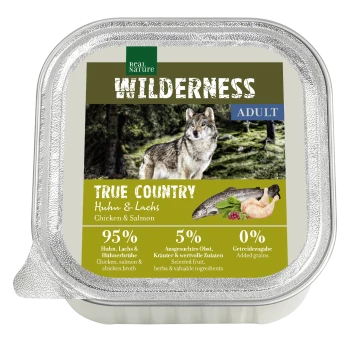 Verpackung für Nassfutter mit einem Wolf, beschriftet mit "Wilderness Adult True Country Chicken & Salmon," 95% Huhn und Lachs, 5% Früchte und Kräuter.