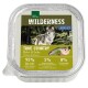 Verpackung für Nassfutter mit einem Wolf, beschriftet mit "Wilderness Adult True Country Chicken & Salmon," 95% Huhn und Lachs, 5% Früchte und Kräuter.
