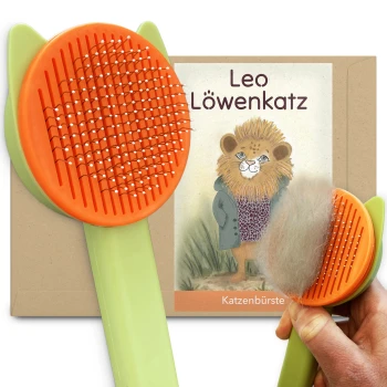 Eine bunte Katzenbürste mit einem orangefarbenen Kopf und einem grünen Griff, neben einer Cartoon-Löwenfigur auf einer Verpackung mit der Aufschrift "Leo Löwenkatz" und "Katzenbürste."