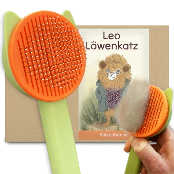 Eine bunte Katzenbürste mit einem orangefarbenen Kopf und einem grünen Griff, neben einer Cartoon-Löwenfigur auf einer Verpackung mit der Aufschrift "Leo Löwenkatz" und "Katzenbürste."