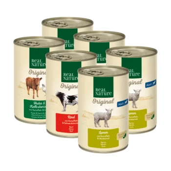 Sechs Dosen Real Nature Original Haustierfutter mit den Geschmacksrichtungen: Huhn & Katzenherz, Rind und Lamm, mit auf den Etiketten aufgeführten Zutaten.