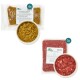 Bild von Haustierfutterprodukten: vier Packungen Gemüse-Mix, eine Schüssel mit Mischfutter und drei Packungen rohem Fleisch, alle mit Nährwertinformationen gekennzeichnet.