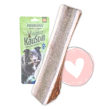 Langes geteiltes Geweih-Kauspielzeug lehnt an grüner Verpackung mit Aufschrift „FOURLEGS“ und „KauSpaß“, mit rosa Herzemblem