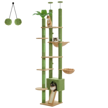 Ein hoher grüner Kratzbaum für Katzen mit mehreren Ebenen, mit drei Katzen, einer hängenden Pflanze und zwei Pom-Pom-Spielzeugen.