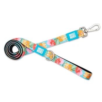 Hundeleine mit Blumenmuster, Metallclip und blauen Anhängern mit der Aufschrift „Max & Molly Urban Pets“ auf weißem Hintergrund.
