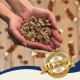 Hände halten braune Futterstücke für Haustiere, goldenes Abzeichen mit der Aufschrift 'Bewährte Qualität • Seit über 15 Jahren • Best Quality'.