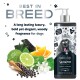 Flasche mit 'Best in Breed' Hundeshampoo mit einem holzigen Duft, umgeben von Limette, Orange, Holzkohle und Blumen; vegan und tierversuchsfrei.