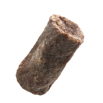 Ein einzelner, strukturierter Haustier-Leckerbissen, der einem kaubaren Stock ähnelt, vor einem weißen Hintergrund mit einem leichten Schatteneffekt gezeigt.