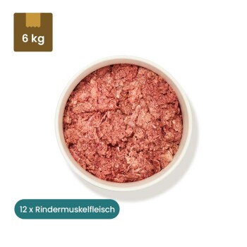 Gefrorenes Paket mit Rindermuskelfleisch für Hunde und Katzen, 500g, mit Nährwertinformationen und Fütterungsempfehlungen auf dem Etikett.