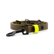 Eine braune Hundeleine mit einem leuchtend gelben Griff und schwarzen Clips, auf einem weißen Hintergrund aufgerollt.