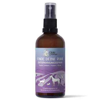 Braune Glas-Sprühflasche mit dem Etikett "cool down Entspannungs spray" auf gelbem Hintergrund, entworfen zur Beruhigung von Haustieren.