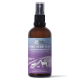 Braune Glas-Sprühflasche mit dem Etikett "cool down Entspannungs spray" auf gelbem Hintergrund, entworfen zur Beruhigung von Haustieren.
