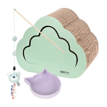 Un griffoir en forme de nuage vert menthe, surface texturée beige, jouet en bâton en bois, bol pour chat pastel violet et jouet ours coloré.