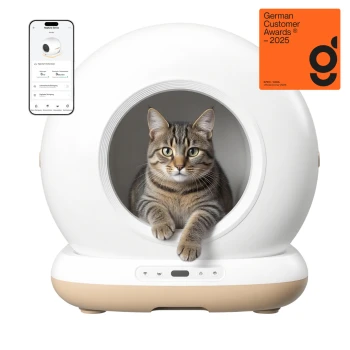 Getigerte Katze in einer weißen automatischen Katzentoilette mit Bedienfeld, Smartphone-App-Anzeige und deutschem Firmenabzeichen "Deutsches Unternehmen".