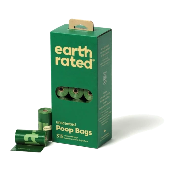 Boîte verte de sacs à crottes Earth Rated sans parfum, contenant 315 sacs, avec des rouleaux visibles et une poignée sur le dessus.