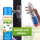Eine Hand hält ARDAP Wespenspray in der Nähe eines Fensters, mit sichtbarem Sprühnebel. Der Text sagt "Schnell und effektiv" und Produktdetails.