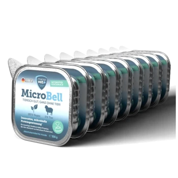 Stapel von Marsa Vet MicroBell veganem Hundefutter, je 300g, beschriftet mit "100 % Vegan, 0 % Tier" und deutschem Text.